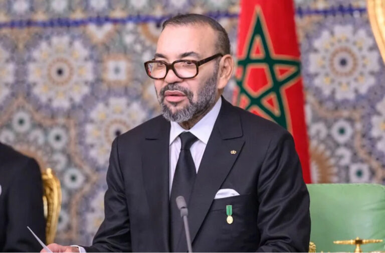 Le roi Mohammed VI félicite la boxeuse Widad Bartal après avoir remporté le championnat du monde.
