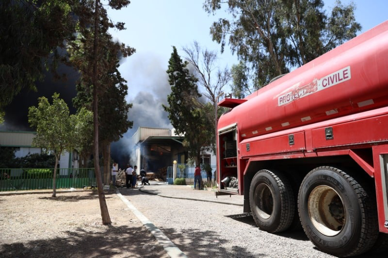 Incendie spectaculaire dans une usine de mouchoirs en papier près de Berrechid