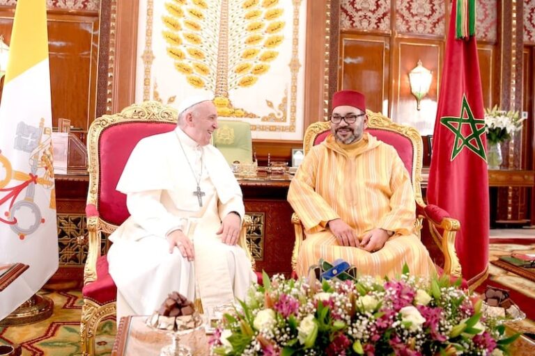 Le Roi exprime sa tristesse suite au décès du Pape et évoque les moments de sa visite au Maroc