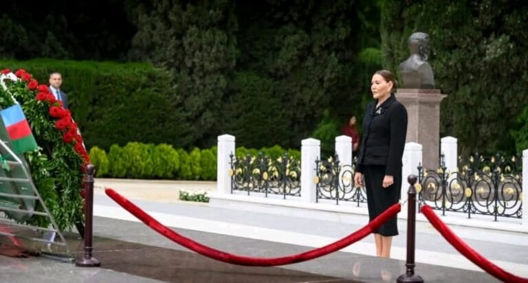 La princesse Lalla Hasnaa commémore la mémoire historique à Bakou en visitant le Couloir d’Honneur et l’Allée des Martyrs