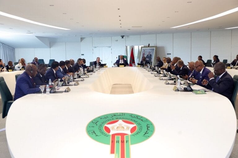 Motsepe annonce un investissement historique d’un milliard de dollars pour développer le football en Afrique