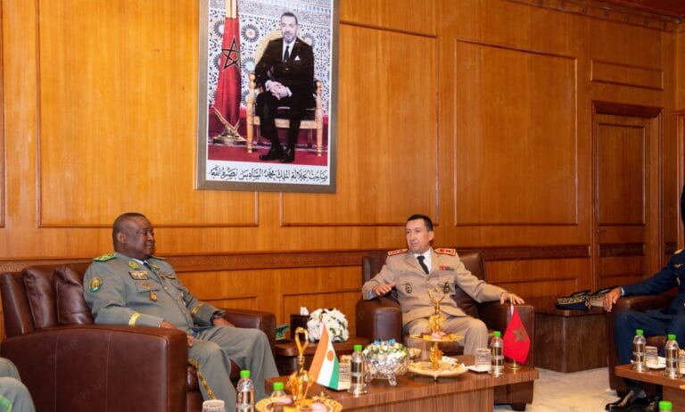 Le lieutenant-général Mohamed Berrez discute des moyens de renforcer la coopération militaire avec le Niger