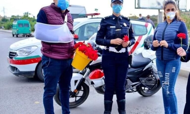 Salutations et fleurs à la Sûreté Nationale : La jeunesse marocaine démontre son sens civique lors des récentes manifestations