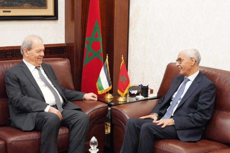 Talbi Al-Ilmi s’entretient avec une délégation palestinienne dirigée par Rawhi Fattouh à Rabat.