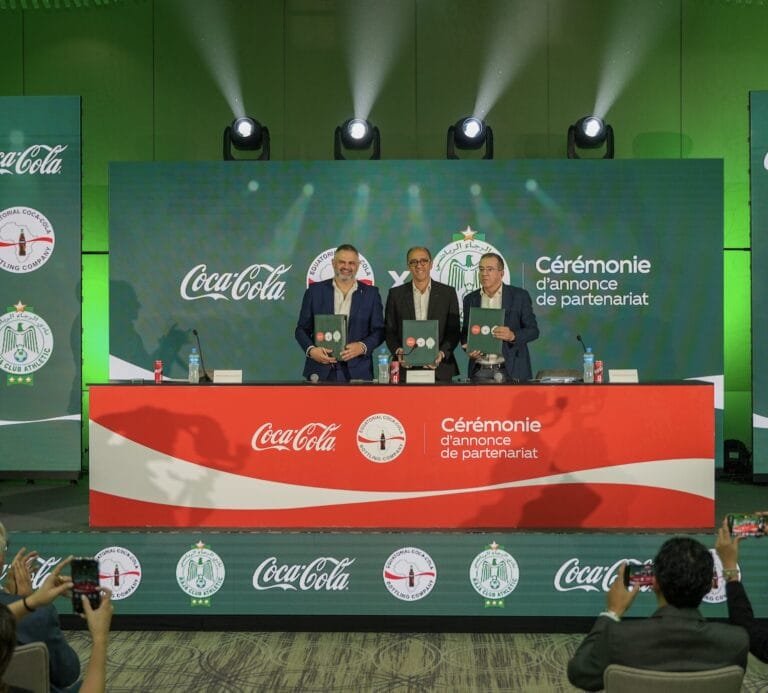 Coca-Cola annonce un partenariat stratégique avec le Raja Casablanca pour célébrer la passion du football au Royaume du Maroc.