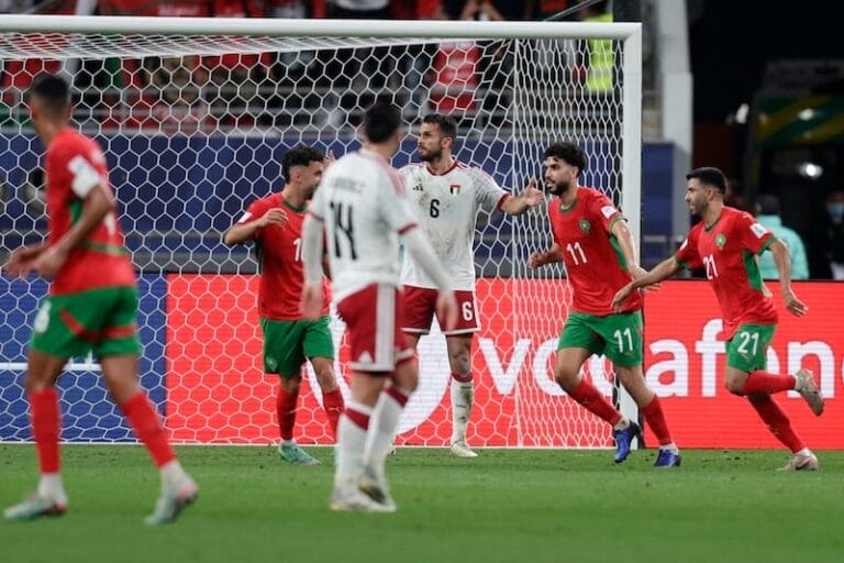 L’équipe nationale marocaine se qualifie pour la finale de la Coupe arabe en battant les Émirats arabes unis.