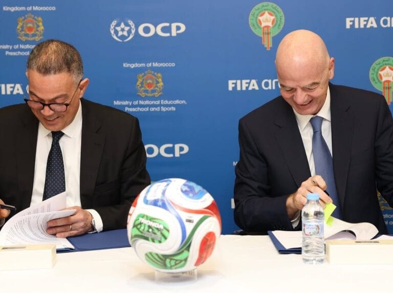 La FIFA signe un accord pour la construction de 30 mini-terrains « FIFA Arena » au Maroc afin de promouvoir le football chez les jeunes.