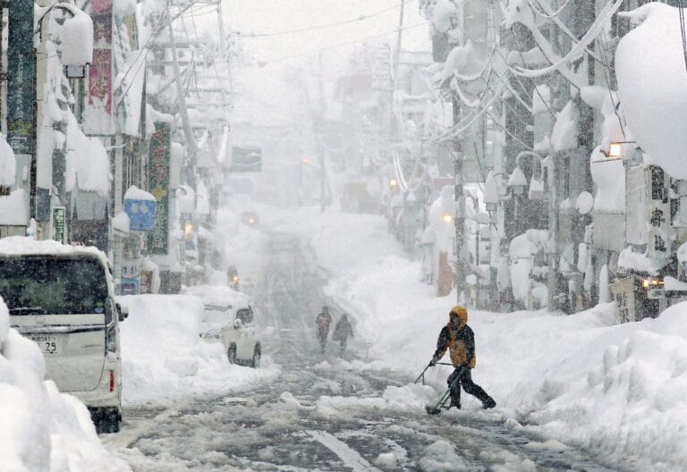 Une tempête de neige sans précédent frappe le Japon, faisant 18 morts et paralysant les transports