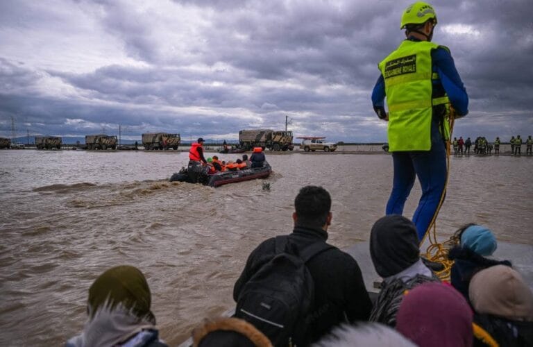 Évacuation de plus de 154 000 personnes en raison des inondations au Maroc, avec des avertissements officiels sur une possible aggravation de la situation.