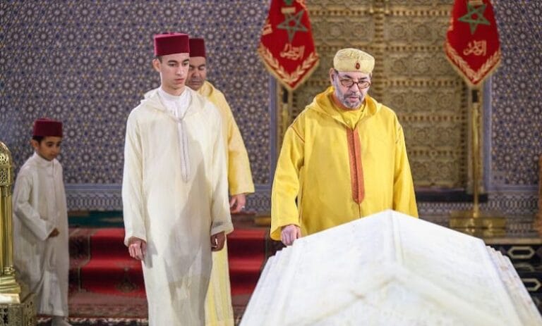 Le Commandeur des croyants, le roi Mohammed VI, se recueille sur l’âme du défunt roi Mohammed V.